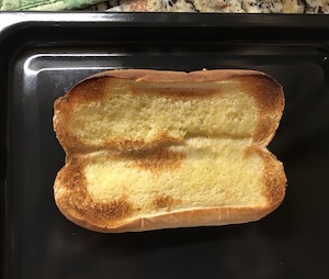 バターを塗ったパンをトースターで焼いた画像