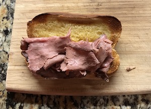 トースターで焼いたパンの上にスライスしたローストビーフを乗せた画像