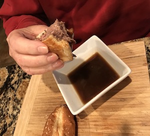 作ったサンドイッチをディップしようとしている画像