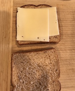 雑穀食パンの上にスライスチーズ2枚を乗せた画像