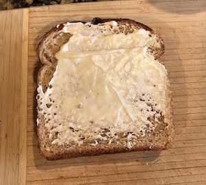 雑穀食パンにマヨネーズを塗った画像