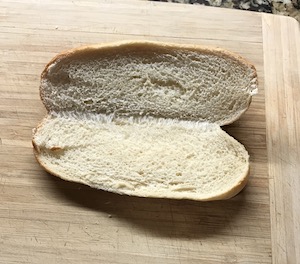 コッペパンを半分に割って開いた画像