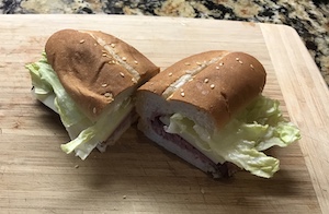 出来上がったローストビーフサンドイッチを2つに切った画像