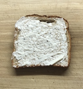 食パンにマヨネーズを塗った画像