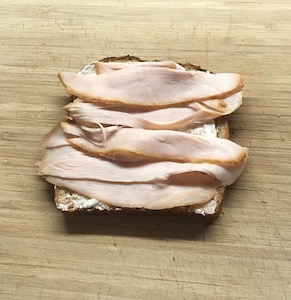 マヨネーズを塗った食パンの上にローストハムを乗せてる画像