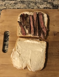 ハチミツ胚芽パンの上にマヨネーズと細切りにしたステーキを乗せてる画像