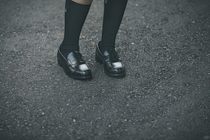 女子学生のローファーを写した画像