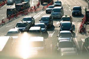 昼間に車が渋滞している道路の画像