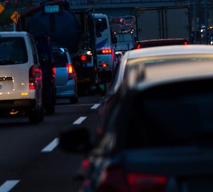 夕方で車が渋滞している道路の画像