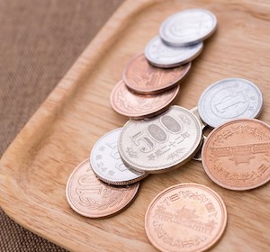 トレーの上に小銭が乗っかっている画像