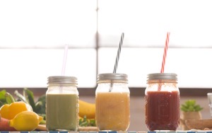 3種類のスムージーにそれぞれストローがささっている画像