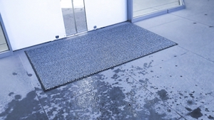 自動ドアの下側とマットを写した画像