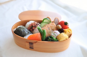 おかずが多めのおにぎり弁当の画像