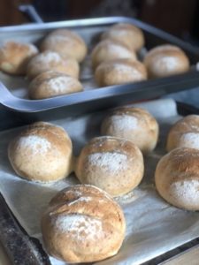 焼き立てのパンがトレイに乗って並んでいる画像