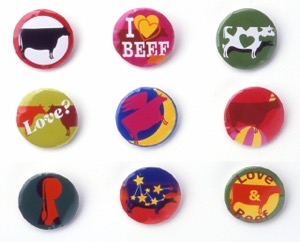 9枚の缶バッジを並べて上から写した画像