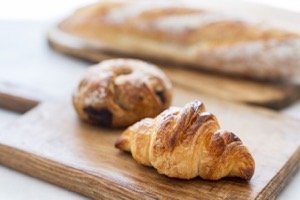 クロワッサンなどの3種類のパンが写っている画像