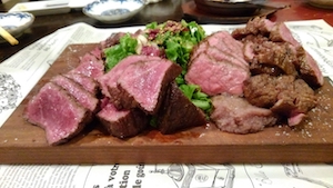 ステーキをカットした画像