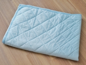 2つ折りした敷きパッドの画像