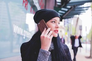 スマホで電話中の外国人女性の横顔