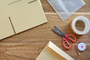 梱包する用具と段ボール等の材料を写した画像