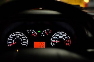 車の燃料メーターパネルを写した画像