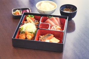 惣菜だけの和風弁当の画像