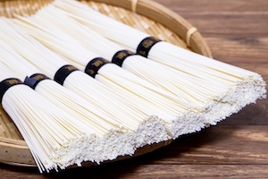茹でる前のそうめんの束