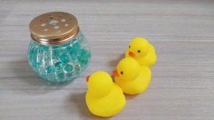 3個のアヒルのおもちゃが芳香剤を見ている画像