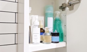 棚にコスメ商品が複数並んでいる画像