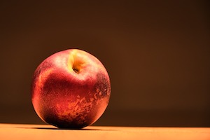 一つのネクタリンを近くで写した画像