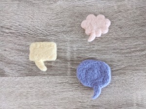 種類の違うコメント吹き出しが3つあるイラスト