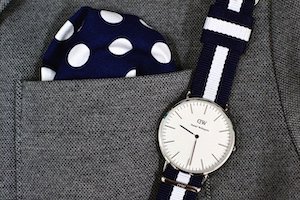 ポケットにポケットチーフが入っているのと時計が写ってる画像