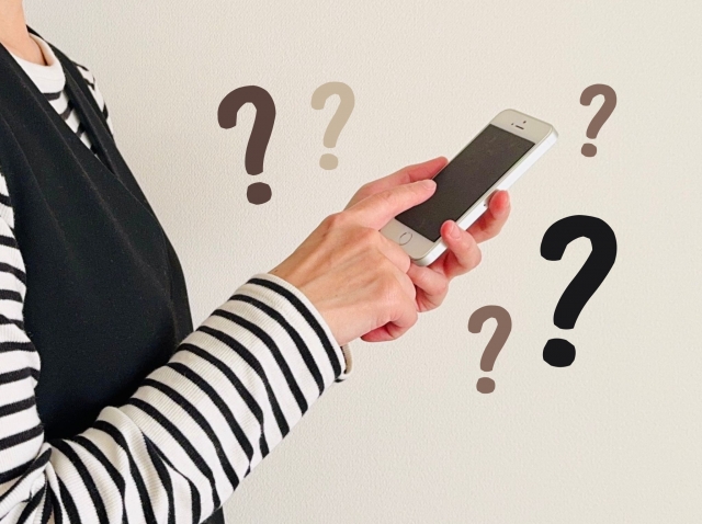 スマホでわからないことを検索する女性の手元