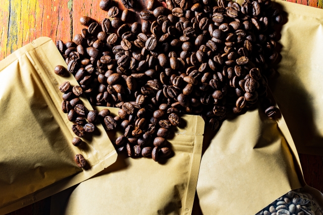 いくつかの袋からコーヒー豆が出ている画像